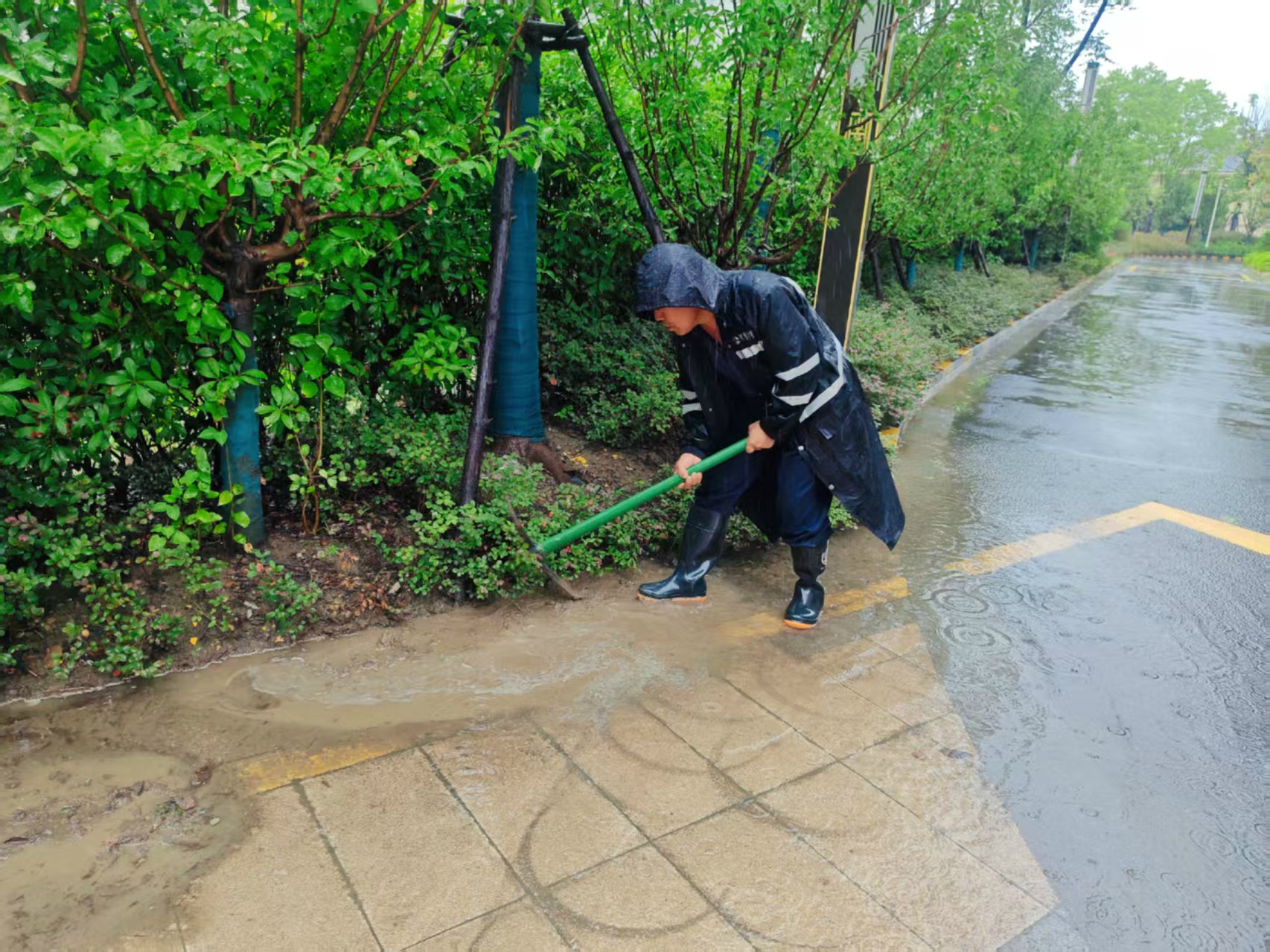 雨天开排水沟 (3)